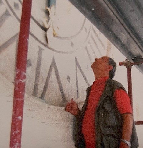 Smontaggio orologio di Trinità dei Monti situato in cima alla scalinata di Piazza di Spagna a Roma